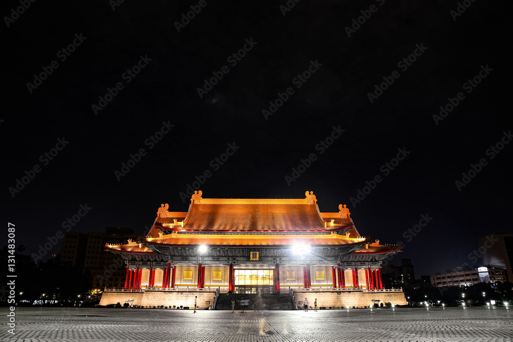 Obraz premium ​ Cityscape nightlife view of Taipei. Taiwan city skyline at twilight time, The seaside mountain town scenery in Jiufen, with Taipei 101 Tower in Xinyi Commercial District 