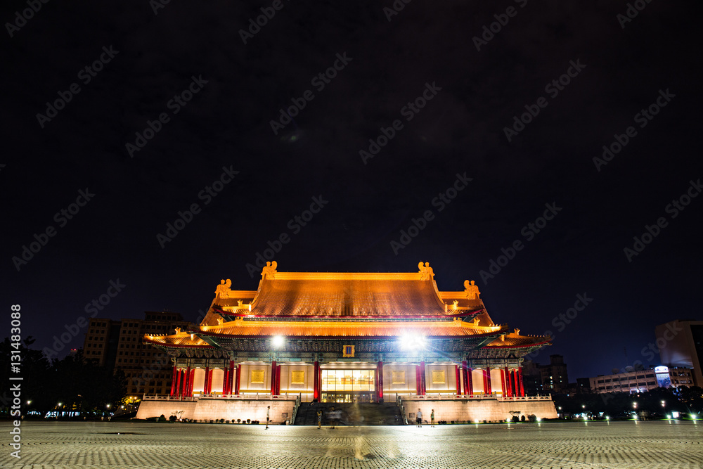 Obraz premium ​ Cityscape nightlife view of Taipei. Taiwan city skyline at twilight time, The seaside mountain town scenery in Jiufen, with Taipei 101 Tower in Xinyi Commercial District 