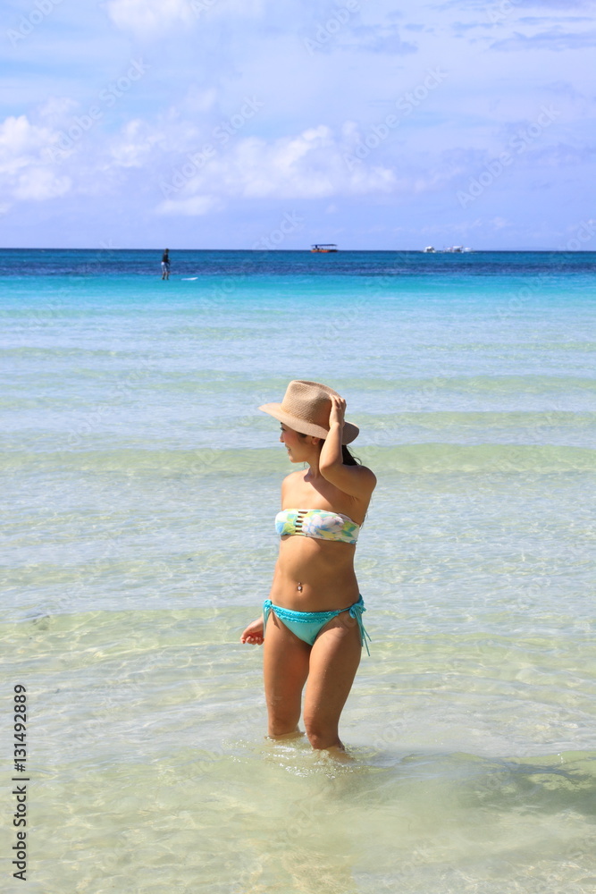 Fototapeta premium ボラカイへ海水浴しに来た日本人女性