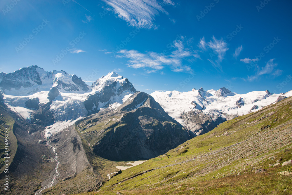 Mächtige Gletschermoräne vor der Berninagruppe, Schweiz