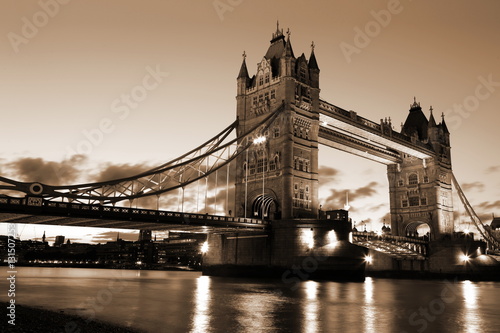 Naklejka na szafę Most Londyński wieczorową porą
