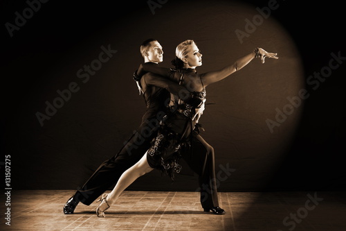 tancerze w sali balowej na białym tle na czarnym tle