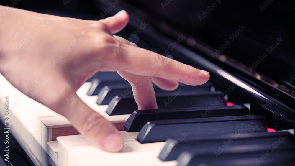 Obraz premium Scene of pianist hands from beside angle playing piano, Selective focus.