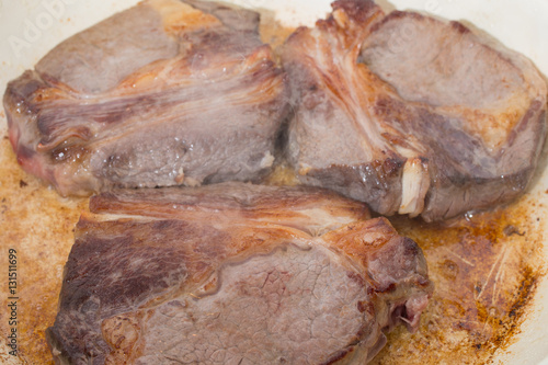 Rib Eye Steak vom Rindfleisch wird in einer Pfanne gebraten