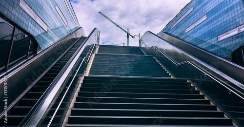 Rolltreppen und Stufen am Bahnhof photo