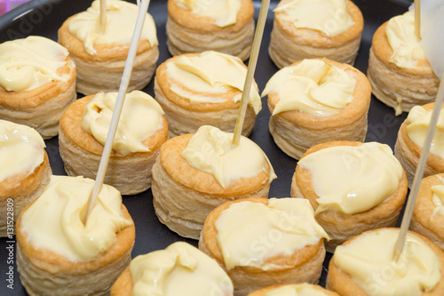 Fotografia vol au vent with italian fontina cheese