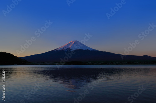 河口湖から夜明けの紅富士