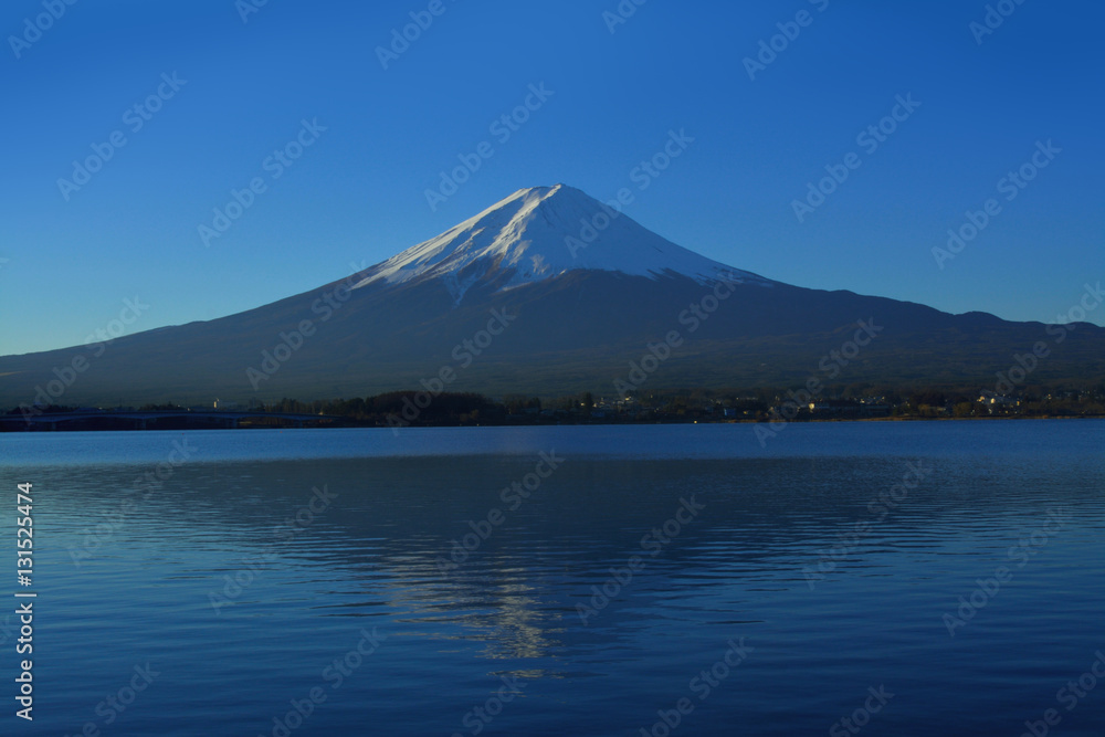 河口湖から青空の逆さ富士