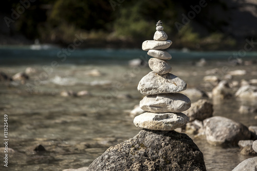Balancierte Steine im Flußbett