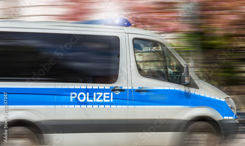 Ein Polizeifahrzeug in Deutschland im Einsatz