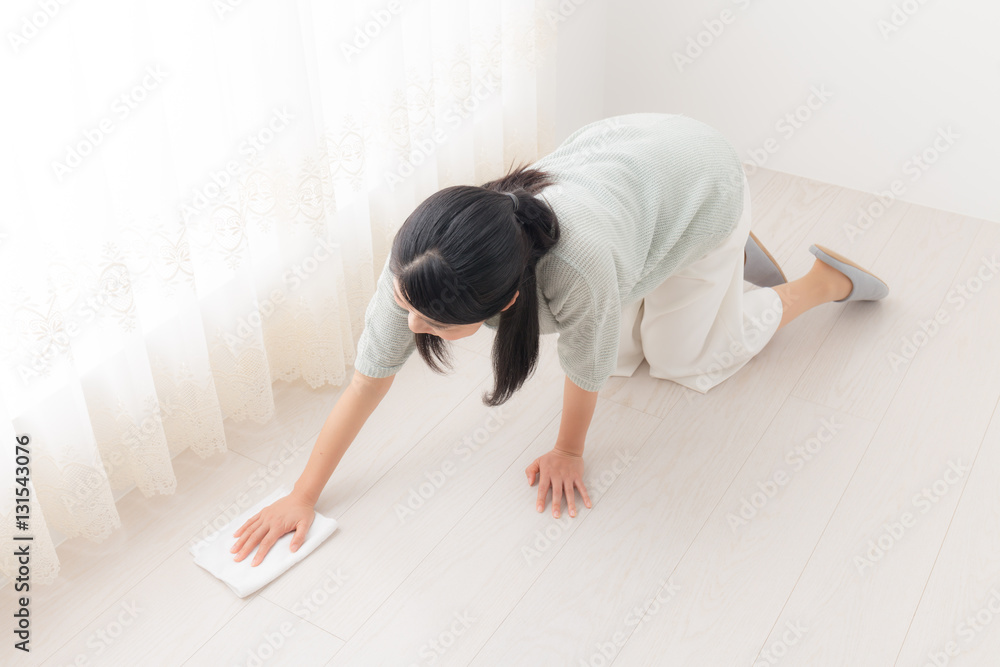 女性 雑巾がけ 女性 雑巾がけ