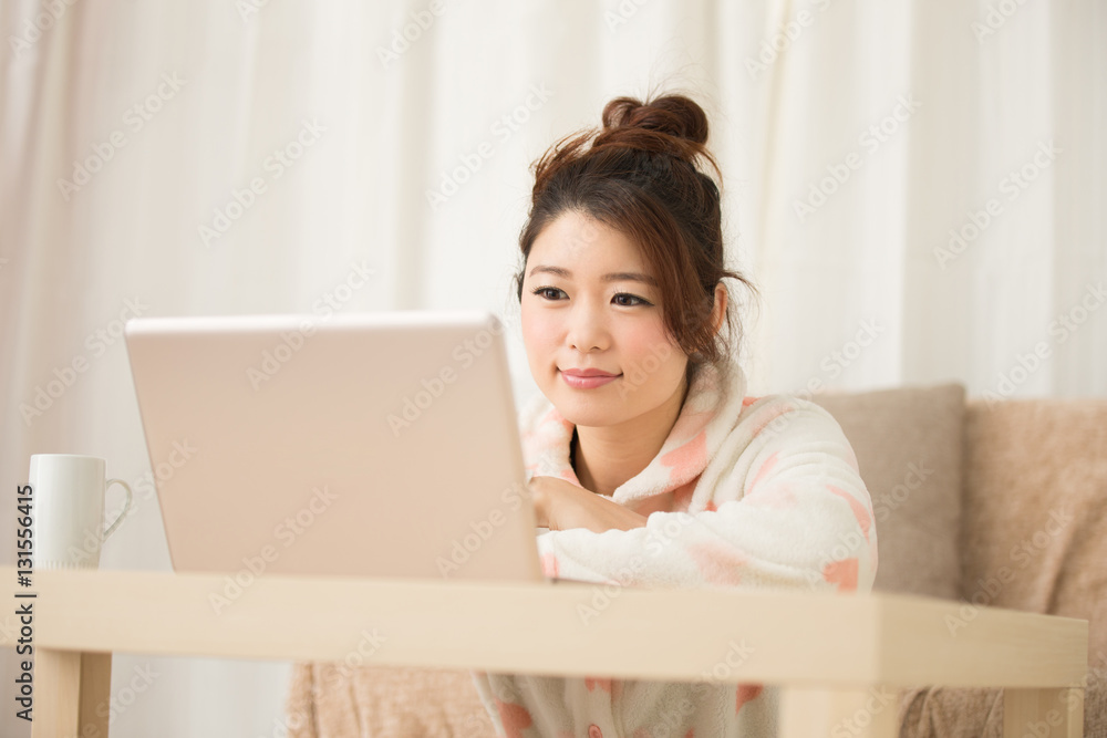 くつろぐ女性 くつろぐ女性
