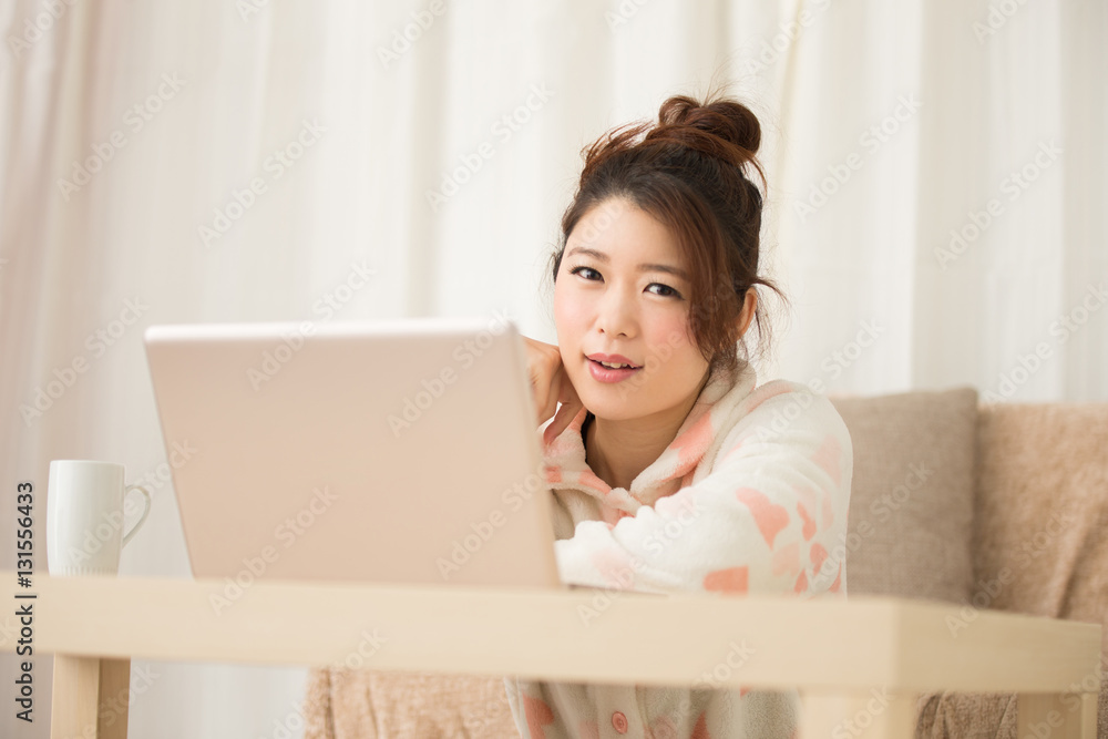 くつろぐ女性 くつろぐ女性
