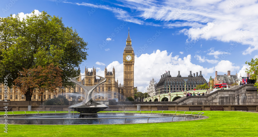 Fototapeta premium Fountain and Westminster in London