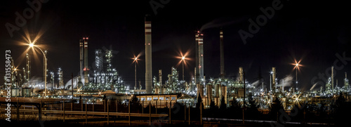 Panorámica de una refinería de petroleo, complejo petroquímico, en la noche.