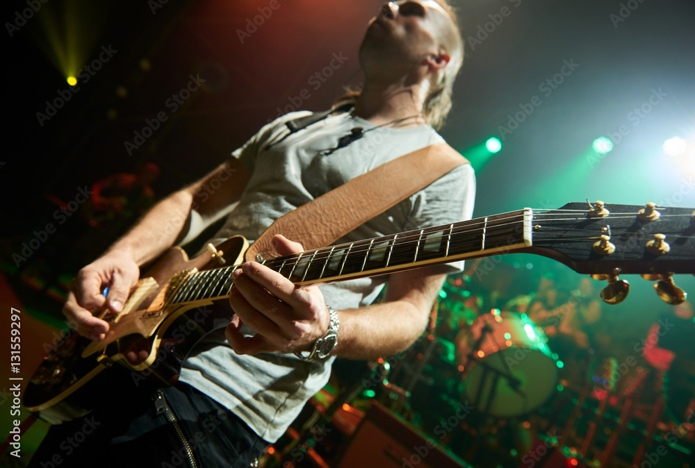 Obraz premium The guitarist plays solo.