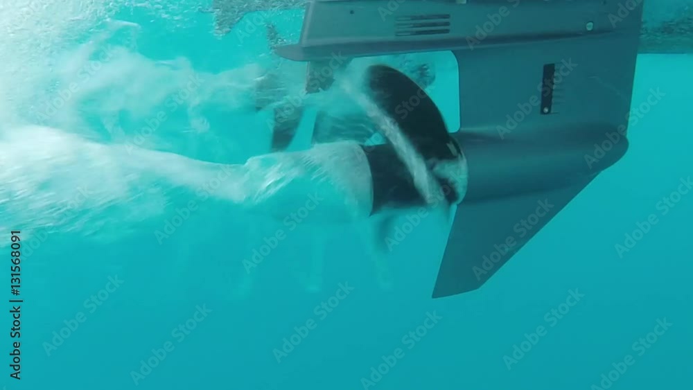 Hélice en mouvement, bateau hors bord