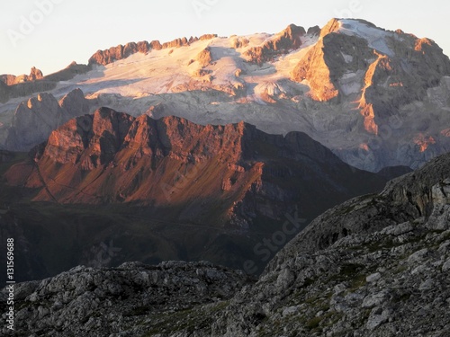Sonnenaufgang am höchsten Dolomitengipfel von der Kostner-Hütte in der Sella-Gruppe gesehen, Südtirol, Italien