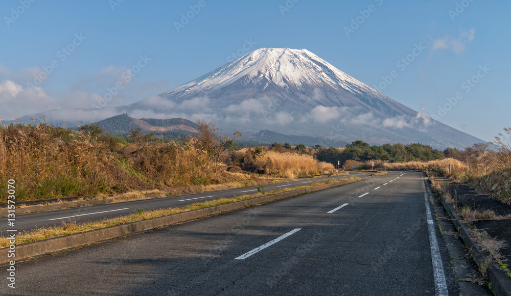Fototapeta premium Mount Fuji with road