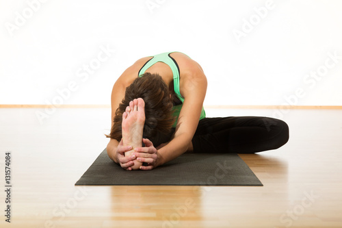 Yoga Janushirshasana / Einbeinige Vorbeuge im Sitz