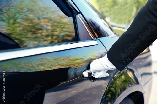 Fotografia Closeup of chauffeur opening car door