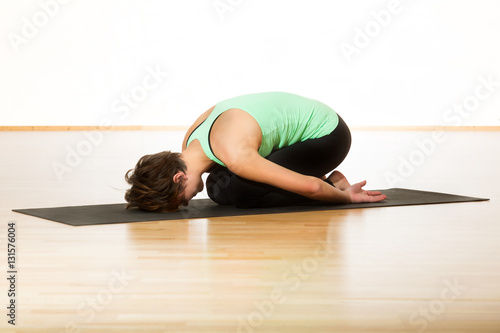 Yoga Balasana / Stellung des Kindes photo