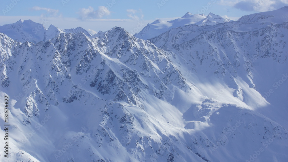 viel Schnee auf die Gipfel der Oetztaler Alpen in Österreich