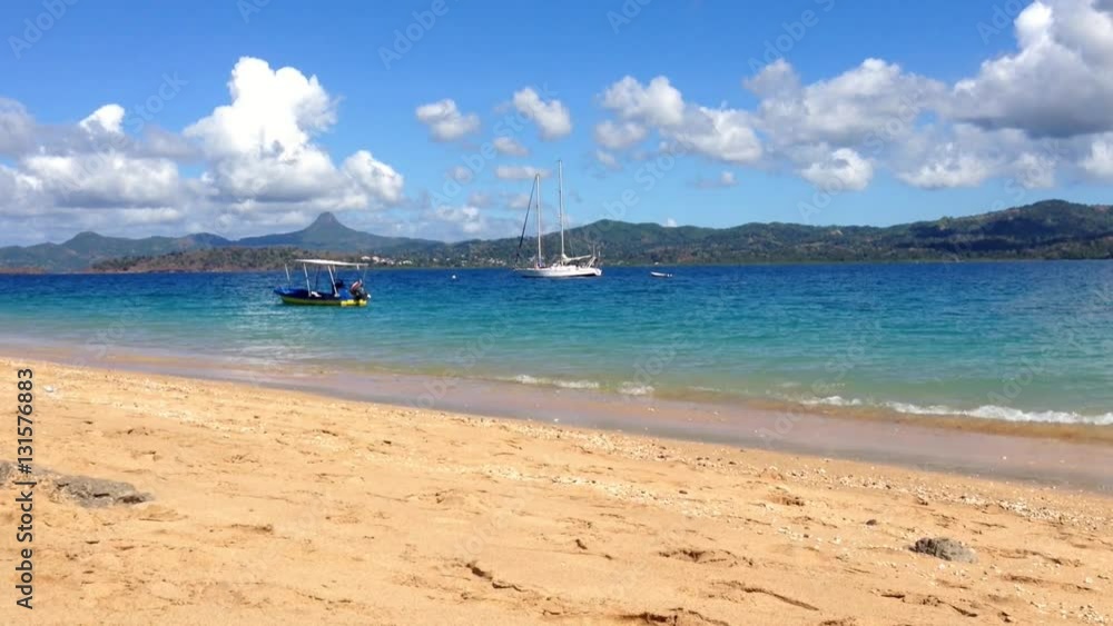 Vagues venant s'échouer sur une plage tropicale Vagues venant s'échouer sur une plage tropicale