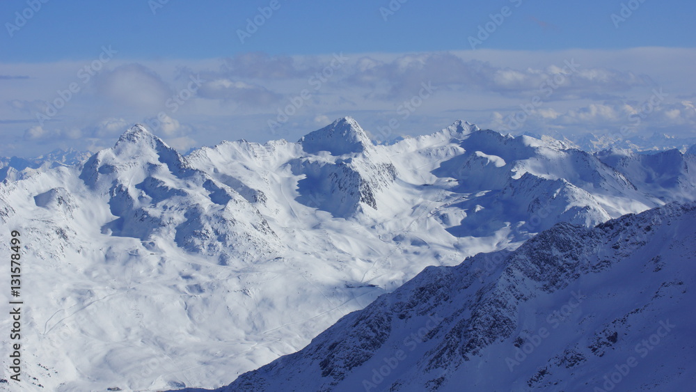 Winter und viel Schnee auf die Gipfel der Alpen in Sölden in Ötztal