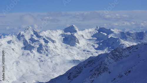 Winter und viel Schnee auf die Gipfel der Alpen in S  lden in   tztal