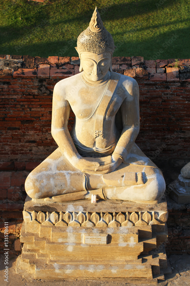 Fototapeta premium sitting buddha statue with grey stone color