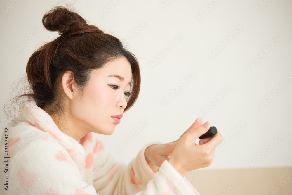 ネイルをする女性