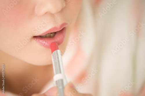 メイクする女性