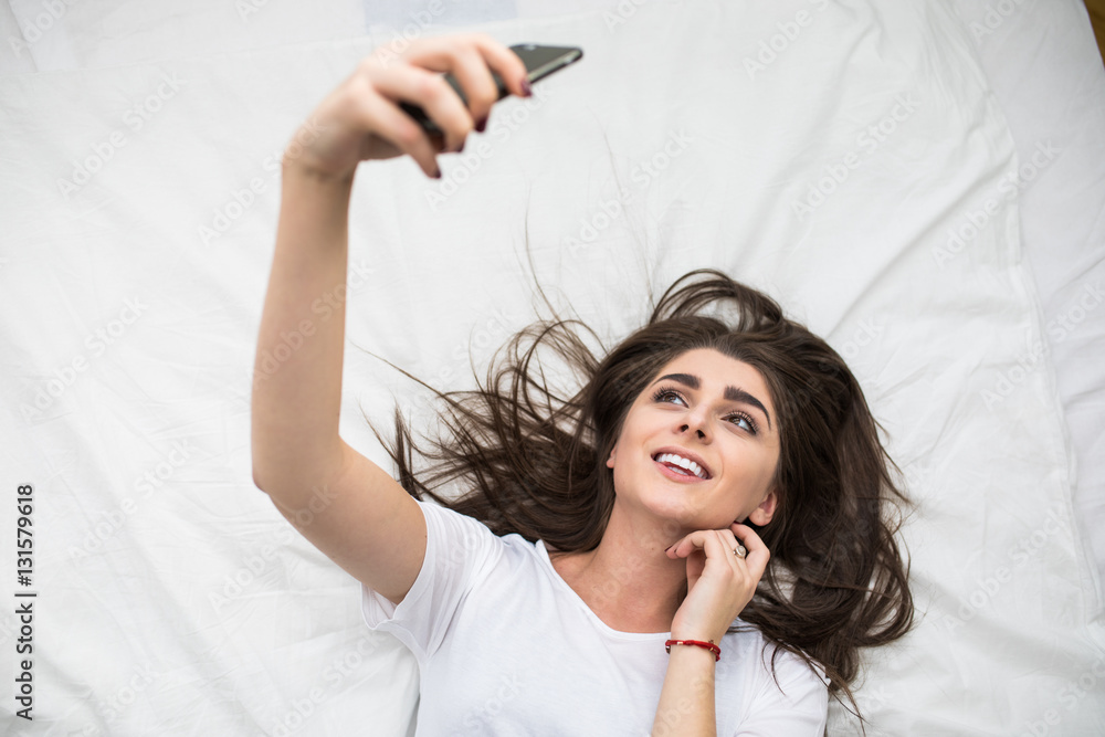 Naklejka premium Selfie in the bed