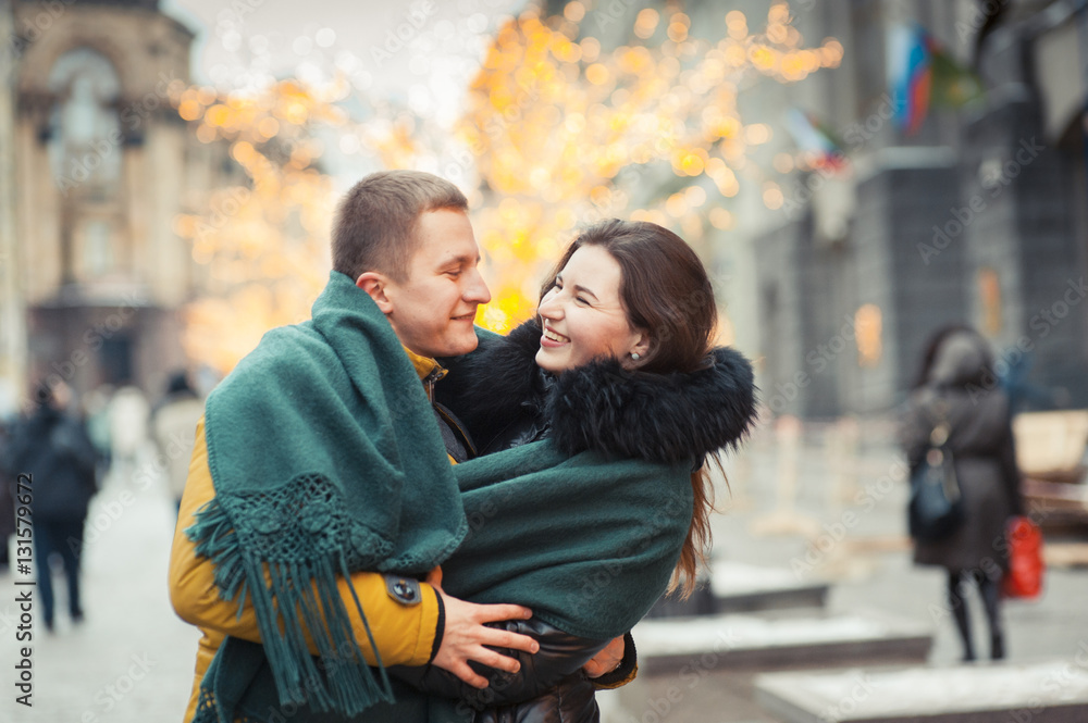 Fototapeta premium Парень и девушка на улице