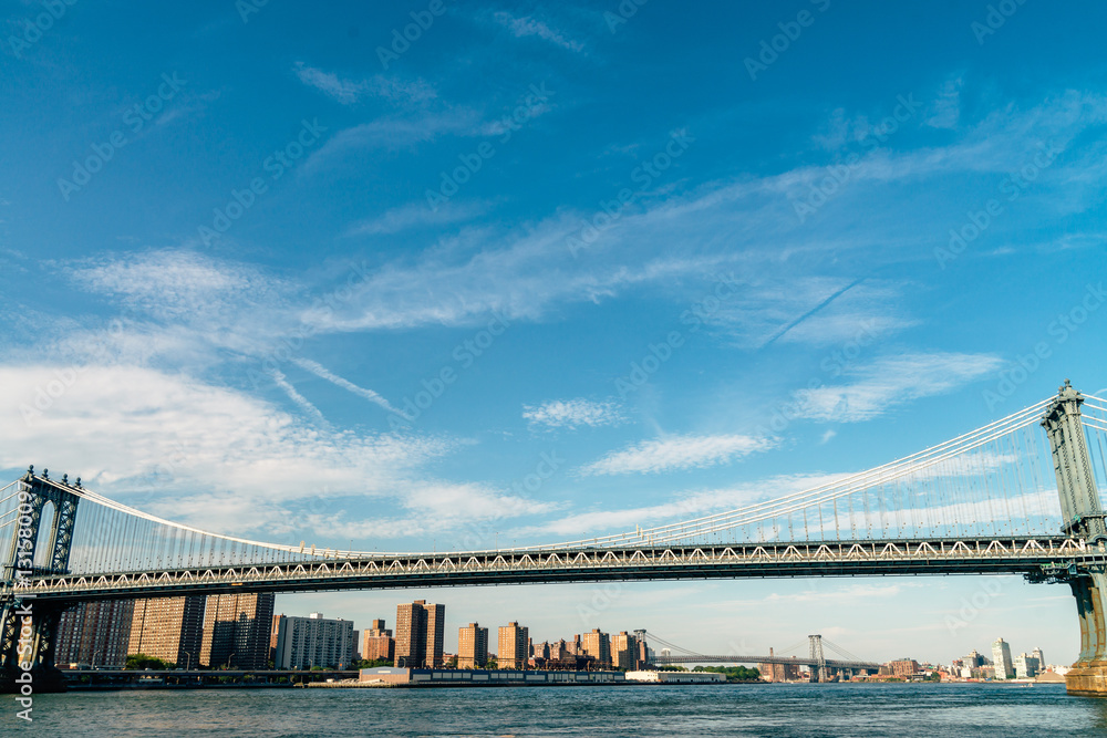 Obraz premium Brooklyn Bridge in New York City at sunset. Vivid splittoned image.
