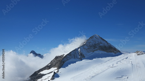 schöner Winter und viel Schnee im Skigebiete am Hochgurgl im Oetztal photo