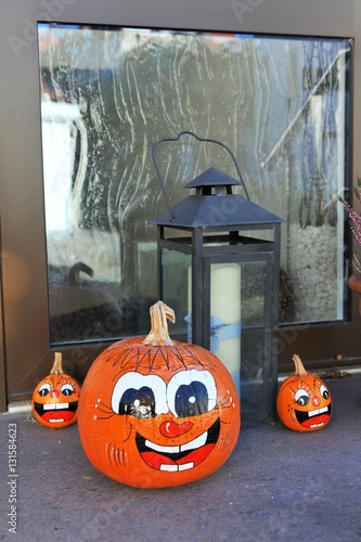 Fotografia Halloween-Kürbisse vor der Haustür