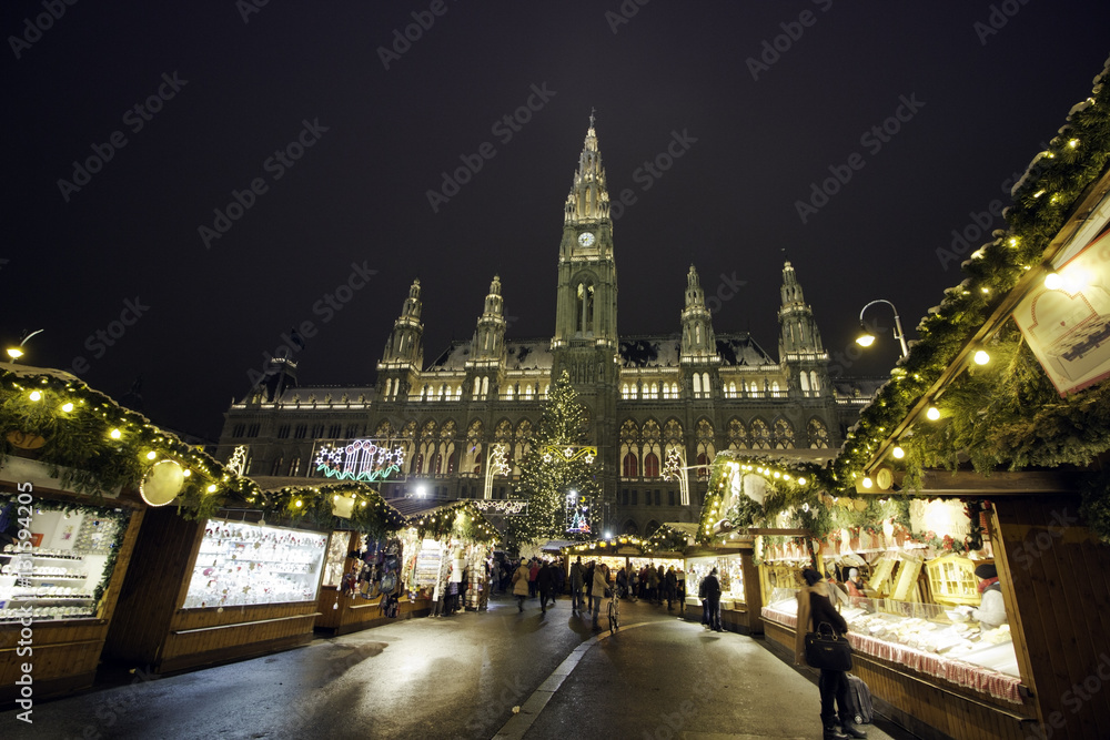 Fototapeta premium Christmas market near Vienna city hall
