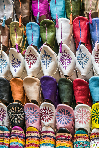 Traditionelle Schuhe auf einem Basar von Marrakesch Marokko