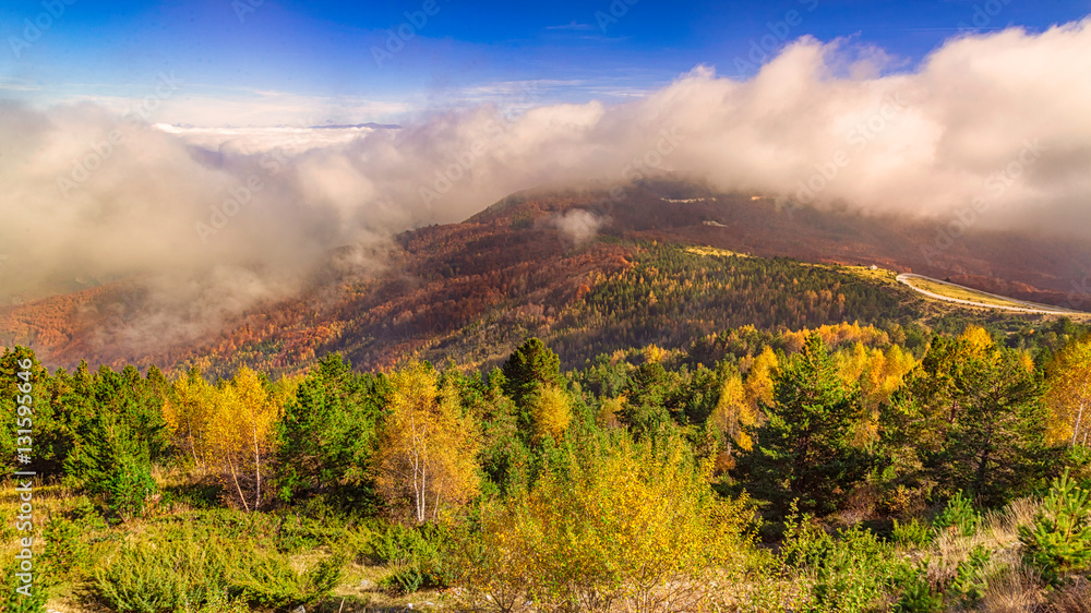 Obraz premium Low clouds on mountain Voras