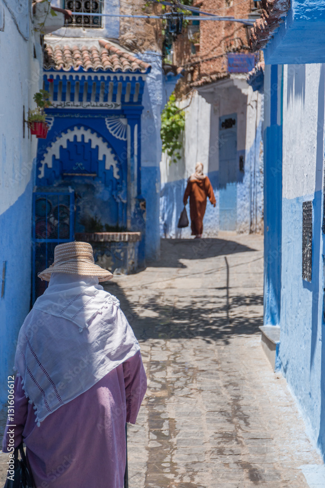 Obraz premium walking down a street