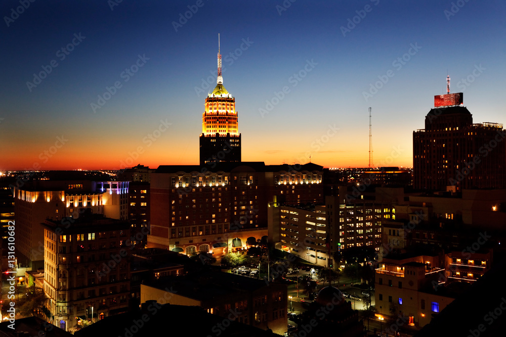 Obraz premium Centrum San Antonio tuż po zachodzie słońca pokazujące panoramę wokół budynku Tower Life