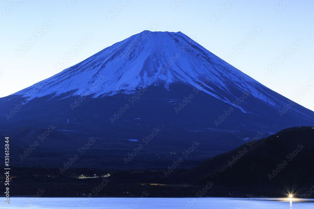 夜明け前の富士山