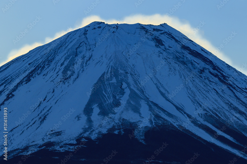 雪煙が朝日に染まる富士山