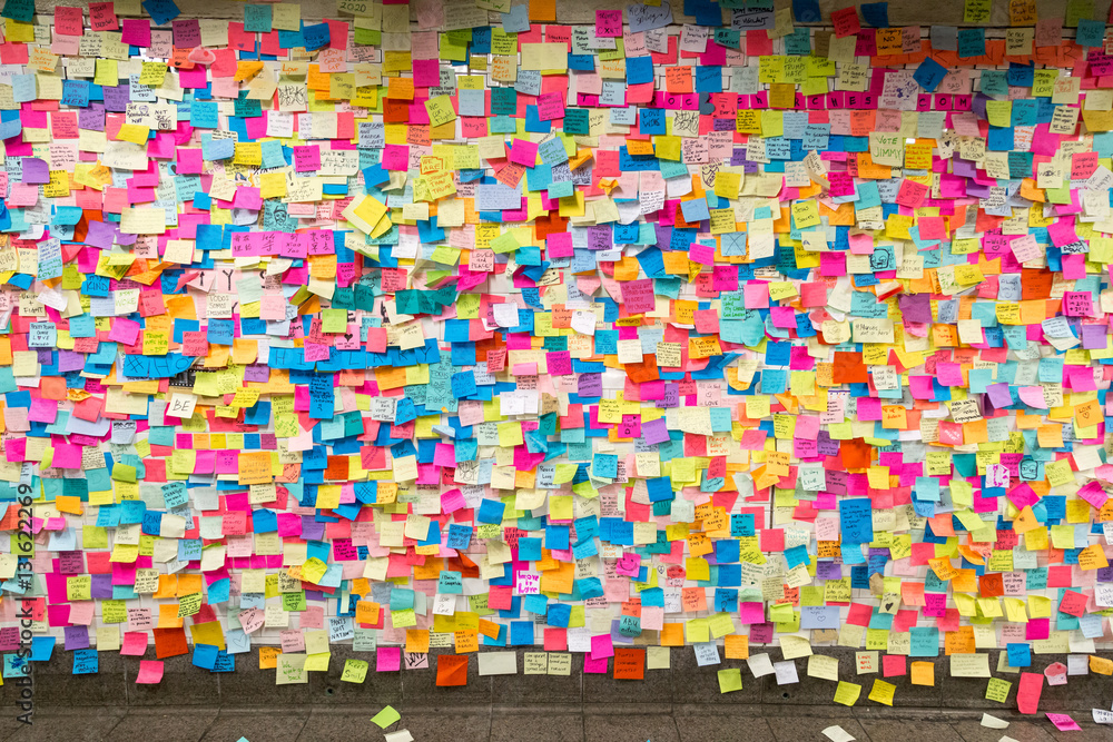Sticky post-it notes in NYC subway station - obrazy, fototapety, plakaty 