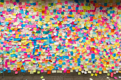 Fotografia Sticky post-it notes in NYC subway station