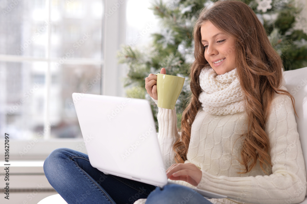 Fototapeta premium Teenage girl with laptop