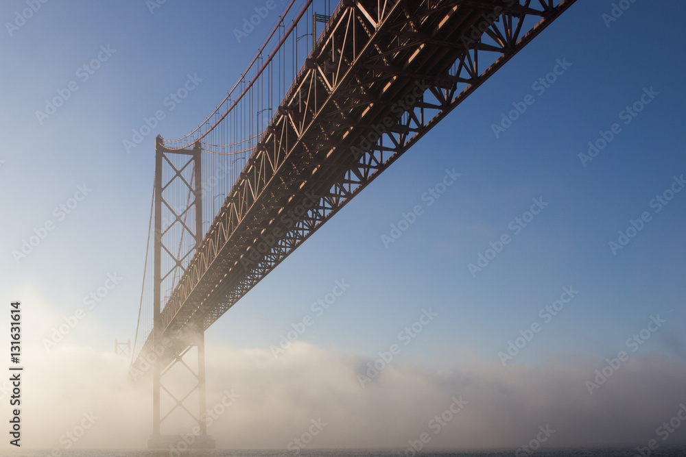 Nevoeiro Ponte 25 de Abril - Lisboa Nevoeiro Ponte 25 de Abril - Lisboa