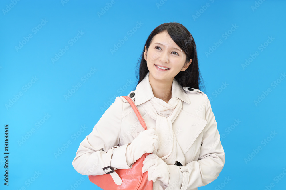 バッグを持った女性